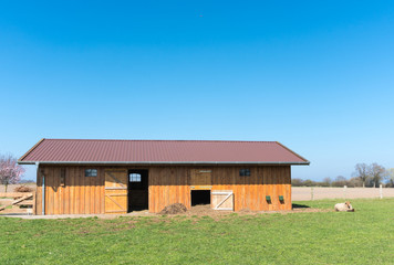 Obraz premium Schafstall auf der Weide