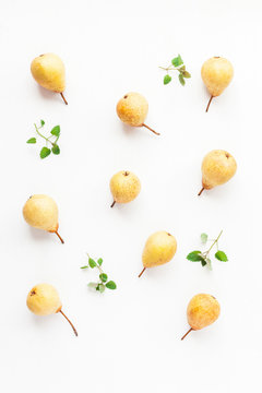 Pears on white background. Pattern made of piers. Flat lay, top view