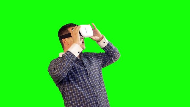 Greenscreen Virtual Reality Man Wearing 360 Headset Quickly Looking Around at Fast Moving Video