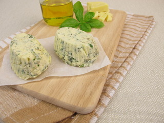 Selbst gemachte vegane Kräuterbutter