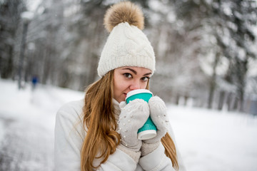 Obraz premium The sport girl in the winter park