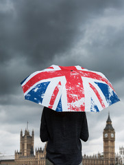 angleterre grande bretagne londres parlement westminster big ben parapluie drapeau anglais pluie...