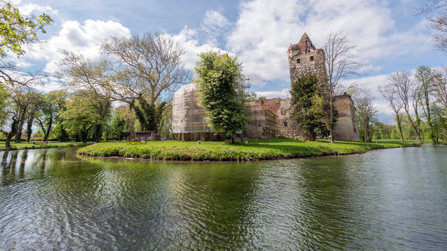 Schlossinsel in der Flacha mit Ruine Pottendorf, Nieder&ouml;sterreich