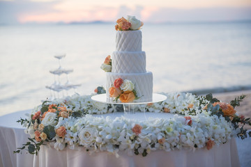 wedding cake in beach wedding