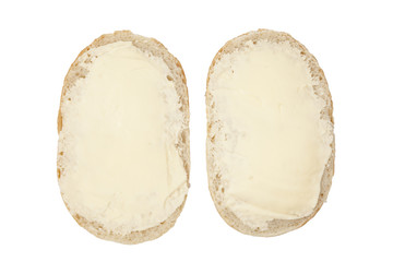 Zwei Hälften Brötchen mit Butter