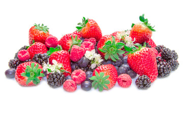 frutti rossi maturi su sfondo bianco