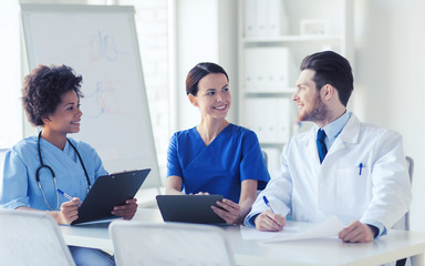 Obraz premium group of happy doctors meeting at hospital office