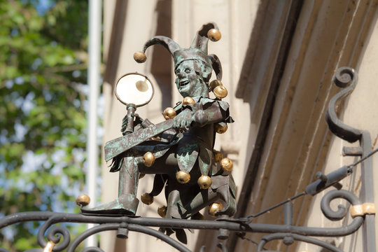 Ein Narr im Dorf