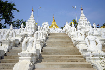 Fototapeta na wymiar Sat Tau Yar Pagoda