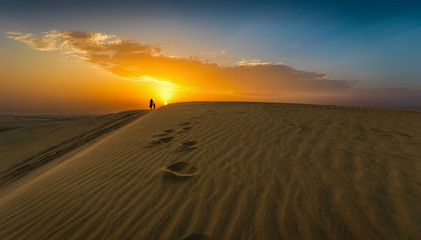 Fototapeta na wymiar Spuren im Sand von Mutter und Kind in der Wüste von Doha, Katar