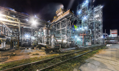 Obraz premium Chemical plant for production of ammonia and nitrogen fertilization on night time.