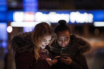 Junge Mädchen mit Smartphone und Bokeh