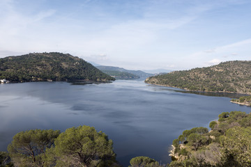 Fototapeta na wymiar View of the dam of San juan, Madrid, Spain