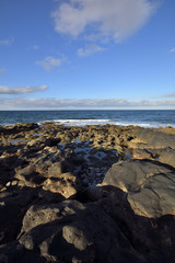 Eine steinige Küstenlandschaft am Meer.
