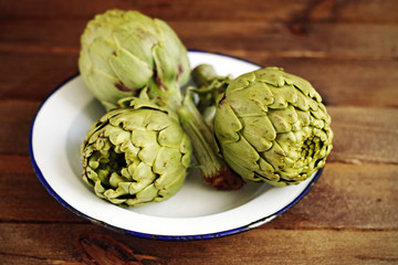 Obraz premium Artichokes in a porcelain plate