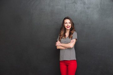 Smiling woman with crossed arms looking at the camera