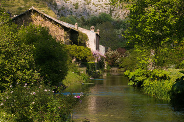 Fototapeta na wymiar Cottage tipico inglese vicino al fiume in primavera