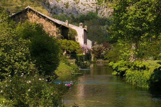 Cottage tipico inglese vicino al fiume in primavera