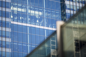 Obraz premium Perspective and underside angle view to textured background of modern glass building skyscrapers