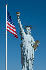 Obraz premium statue liberté usa états-unis amérique symbole justice accueil torche lumière nuage cieux ciel lumière