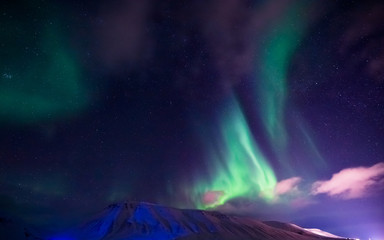 The polar Northern lights in the mountains of Svalbard, Longyearbyen, Spitsbergen, Norway wallpaper
