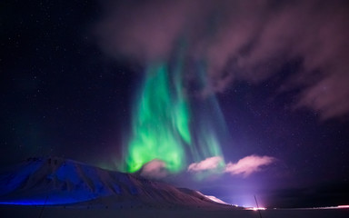 The polar Northern lights in the mountains of Svalbard, Longyearbyen, Spitsbergen, Norway wallpaper