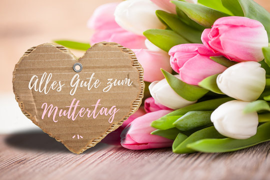 Blumen und herzförmige Nachricht zum Muttertag