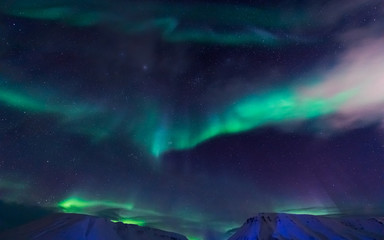 The polar Northern lights in the mountains of Svalbard, Longyearbyen, Spitsbergen, Norway wallpaper