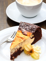 Käse-Schokolade-Kuchen und eine Tasse Cappuccino