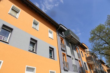 Fototapeta na wymiar Wohnhaus mit modernem Fassadenanstrich