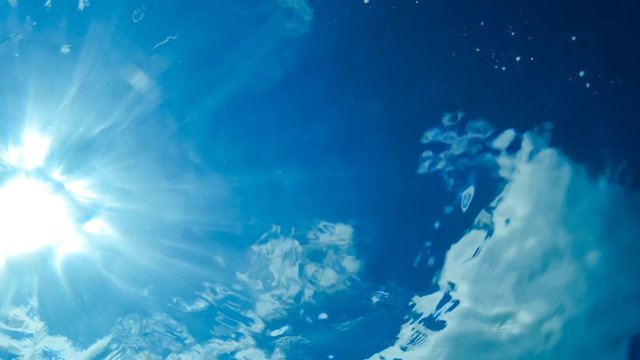 水中から見上げる空