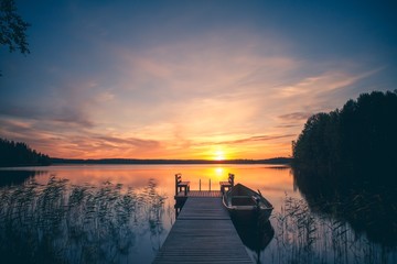 Zonsopgang boven de vissteiger aan het meer in Finland