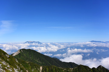 Naklejka premium 山と雲