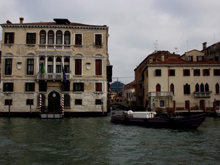 Fototapeta na wymiar Venedig, Haus am Canal Grande mit Lastboot