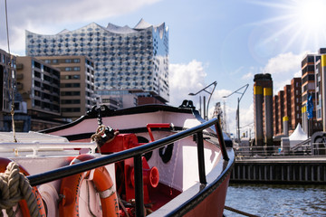 Schiff vor der Elbphilharmonie in Hamburg