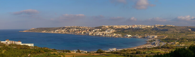 Fototapeta na wymiar Panorama Mellieha Bay auf Malta