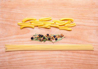 spaghetti e altri ingredienti per un'ottima ricetta