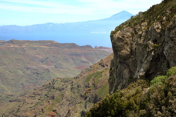 Obraz na płótnie Canvas LA GOMERA, SPAIN: View of mountainous landscape from the Mirador Degollada de Peraza towards Teide Volcano (in Tenerife Island)