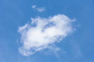 Obraz premium Chmura na niebieskim niebie.