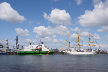 Fototapeta premium Tirpitzmole in Kiel mit Gorch Fock und Küstenwache