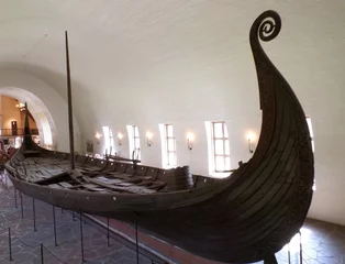 Selbstklebende Fototapeten Das Oseberg-Schiff, gut erhaltenes historisches Schiff, ausgestellt im Wikingerschiffsmuseum in Oslo, Norwegen © jobi_pro