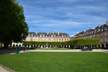 Place des Vosges à Paris au printemps, France