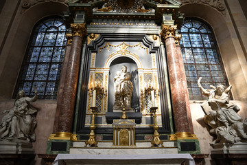 Autel avec Vierge &agrave; l'Enfant &agrave; l'&eacute;glise Saint-Paul &agrave; Paris, France