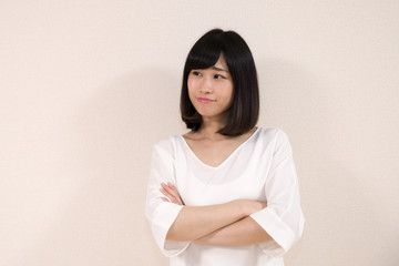 Fototapeta premium 美人の女性 腕を組む ポーズ