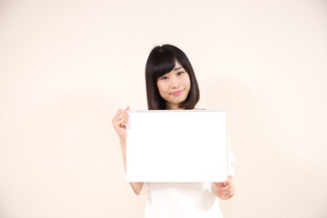 Fototapeta premium ホワイトボード（スケッチブック）を持つ女性
