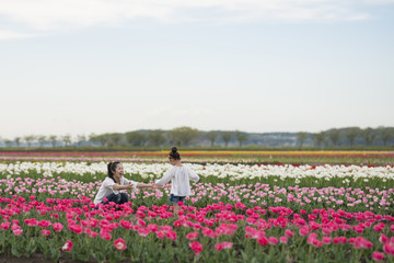 花畑で遊ぶ親子