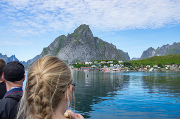 Touristes en bateau à Reine I Lofoten