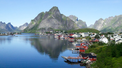 Reine I Lofoten © MARC MEINAU