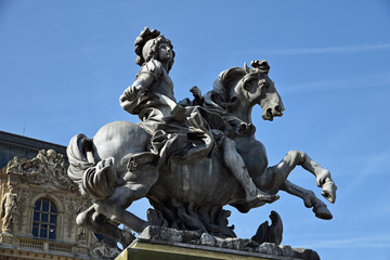 Obraz premium Statue équestre de Louis XIV dans la cour Napoléon à Paris, France