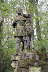 Obraz premium Old sculpture of hunter with animal